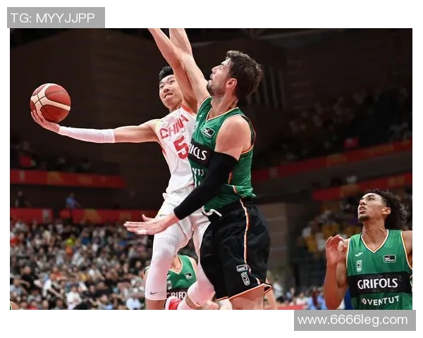 美国队与中国队热身赛精彩对决展现篮球实力与团队合作精神